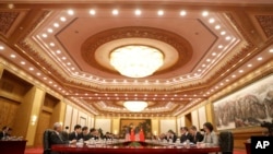 美国总统川普、中国国家主席习近平以及两国高官在北京人民大会堂举行会谈(2017年11月9日)。
