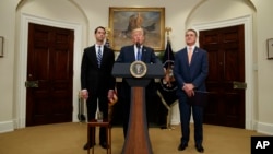 Президент Трамп, Том Коттон і Дейвид Пердью у Білому домі