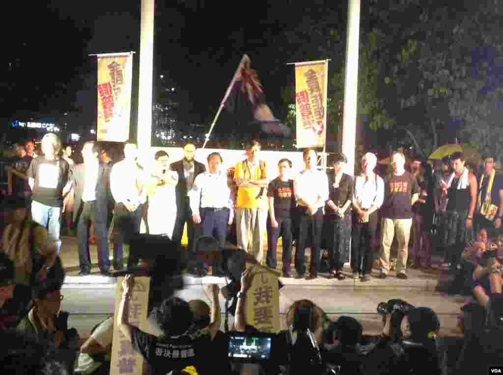 香港立法会辩论政改方案在星期三踏入最后阶段,大批支持和反对的示威人士在议会外的示威区分别举行集会。 (美国之音海彦拍摄)