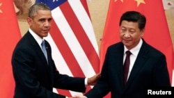 资料照:美国总统奥巴马和中国主席习近平在北京的记者会上握手(2014年11月12日)