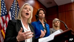代表纽约州的联邦参议员陆天娜(Kirsten Gillibrand),(左)在国会山召开记者会