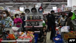 在越南首都河内,人们戴着口罩在一家超市排队购买库存的食品杂货,人们担心COVID-19型冠状病毒的传播。(2020年3月7日)