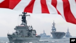 资料照:日本海上自卫队护卫舰鞍马号率其他船只在东京以南海域举行舰队检阅。(2012年10月14日)