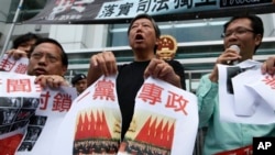 2012年11月8日,香港民主派活动人士在中联办前撕开中共十八大照片,抗议一党专政。2013年3月,中国官员表示,担任香港特首的人不能是与中央对抗的人,不能是企图推翻中国共产党领导、改变国家主体实行社会主义制度的人。