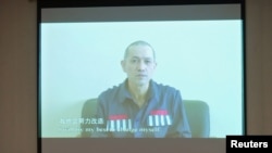 被中国当局判刑20年的前电视制片人艾尔肯·吐尔逊2021年4月9日出现在新疆当局在北京举行的一个新闻发布会上播放的视频中(路透社)。