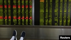 2018年6月6日,中国北京一个证券营业部屏幕上显示的股市走势.