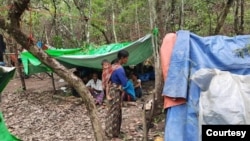 စစ်အာဏာသိမ်းပြီးနောက်ပိုင်း ချင်းပြည်နယ်အတွင်း အိုးအိမ်စွန့်ခွာ ထွက်ပြေးနေကြရသူများ။ (မှတ်တမ်းဓာတ်ပုံ)