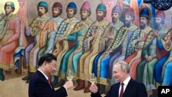 中国国家主席习近平2023年3月21日在莫斯科会见俄罗斯总统普京。(美联社)