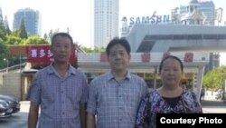 陈建芳与冯正虎(中)、陈光福在上海。(维权网图片)