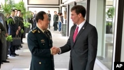 中国国防部长魏凤和(左)和时任美国国防部长埃斯珀在泰国曼谷会面(美联社2019年11月18日)