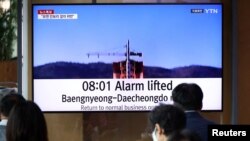 韩国首尔民众在收看电视播报紧急疏散警报解除的消息。(2023年5月31日)