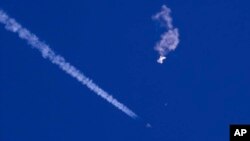 2023年2月4日,中国间谍气球在美国南卡罗莱纳附近空域被F-22喷气战斗机用导弹击落。图为被击落的气球碎片在空中飘落。