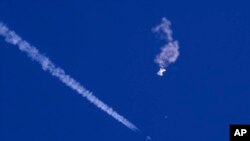2023年2月4日,在美国南卡罗莱纳州海岸上空击落的中国间谍气球。(美联社照片)