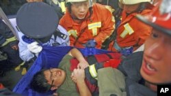 上海地铁事故发生后,救援人员把一名伤者从列车中抬出来。