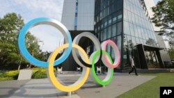 矗立在东京街头的奥运会徽标。(2021年6月7日)