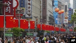 民意驱动中国提高税免额?图为人头攒动的上海南京路。