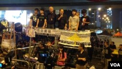 罗冠聪(左二)在雨伞运动满月纪念大会上(美国之音海彦拍摄)