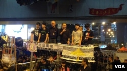 罗冠聪(左二)在雨伞运动满月纪念大会上(美国之音海彦拍摄)
