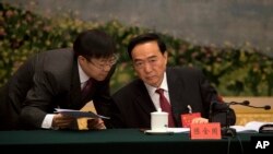 2017年10月19日,在北京举行的中共第十九次党代会期间,新疆党委书记陈全国(右)在新疆代表团会议上。有人权人士说,如果陈全国的名字不在制裁名单上,美国行政当局至少需要做出某种解释。