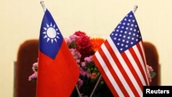 美国和台湾国旗并排摆放