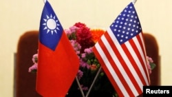 台湾与美国国旗并排摆放