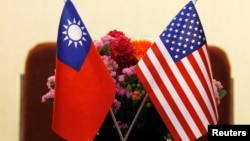 台湾与美国国旗并排摆放