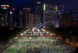 香港民众为纪念六四事件31周年开始在维多利亚公园聚集参加纪念活动。(2020年6月4日)