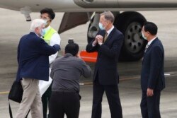 美国前参议员多德(左)等一行在抵达台湾时受到台湾交部长吴钊燮(右)和美国在台协会台北办事处处长郦英杰(Brent Christensen)(中)的欢迎。(2021年4月14日)