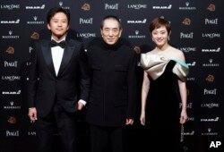 2018年11月17日,中国演员孙俪、邓超和导演张艺谋参加在台湾台北举行的第55届金马奖典礼。他们由于电影《影》而荣获提名。