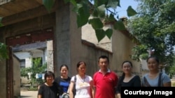 陈克贵出狱后与当地支持者在东师古。(亲属提供)