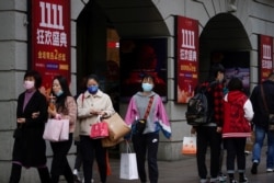 上海居民在一个购物区参加双11购物活动。(2021年11月11日)
