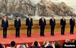 第19届中共中央政治局常委(从左至右)韩正、王沪宁、栗战书、习近平、李克强、汪洋、赵乐际同记者见面(2017年10月25日)