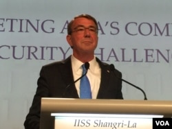 美国防部长卡特在香格里拉对话上发表主旨演讲(美国之音莉雅拍摄)