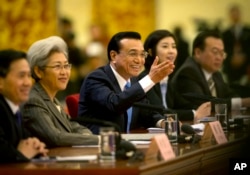 中国总理李克强 (中) 在人大的记者会上(2015年3月15日)