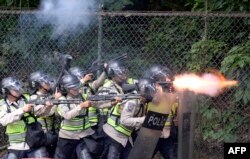 资料照片:防暴警察向委内瑞拉中央大学的学生发射胶子弹和催泪弹,这些学生要求举行全民公投罢免马杜罗总统。(2016年6月9日)