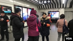 2019年3月3日,北京地铁乘客被逐个要求出示身份证给维稳人员查验。(美国之音拍摄)