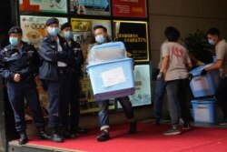 香港警方突袭搜查了《立场新闻》办公室,搬走多箱资料。(2021年12月29日)