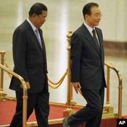2010年12月13日,中国总理温家宝(右)与来访的柬埔寨首相洪森在北京人民大会堂。