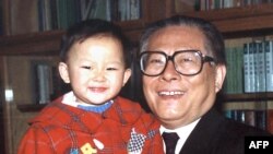1990年代的照片上,中国国家主席江泽民在北京中南海的办公室抱着孙子。