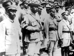 1928年国军四位将领在北京的孙中山墓前。前排左起:阎锡山、冯玉祥、蒋介石、白崇禧(白先勇之父)