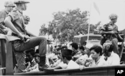 1965年10月30日,在印尼共产党政变未遂后,印尼军队逮捕共产党青年,押往监狱