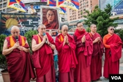 抗议活动中藏传佛教的喇嘛诵经祈福。(美国之音记者方正拍摄)