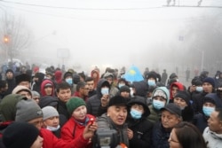 萨克斯坦的抗议者聚集在首都阿拉木图举行抗议。(2022年1月5日)