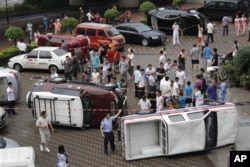 资料照片:2012年8月19日,深圳的抗议人士掀翻了数辆日本牌子的汽车