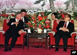 资料照:时任美国总统克林顿与时任中国国家主席江泽民在中南海会面。(1998年6月28日)