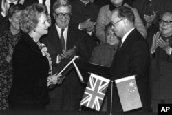 历史照片:中国国务院总理赵紫阳与英国首相撒切尔夫人签署《中英联合声明》。(1986年12月19日)
