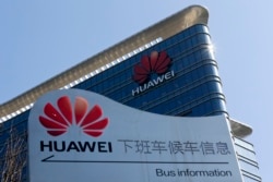 资料照:华为在广东东莞的研发中心内一个为雇员提供班车的告示牌。(2018年12月18日)