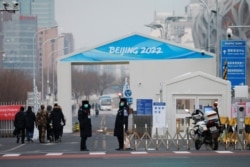 北京国家体育馆外冬奥会入口处为“气泡式”环闭管理设立的路卡。(2022年1月19日)