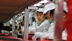 资料照:中国工人在富士康设在广东龙华的工厂里做工。