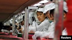 资料照:中国工人在富士康设在广东龙华的工厂里做工。